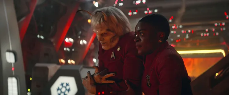 Hemmer and Uhura sitting next to each other. Hemmer is holding his broken right hand.