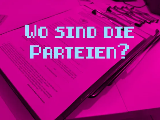 Ein in pink gefärbter Stapel Klemmbretter mit Unterstützungsunterschriftenformularen auf einem Tisch. Darüber in hellblau die Frage: Wo sind die Parteien?