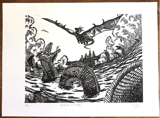 Tirage de linogravure en noir et blanc. Des serpents de mer regardent un dragon voler au-dessus d'eux, tandis que le brouillard se lève sur la mer.