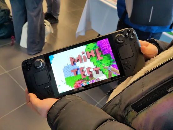 A kid holding a Steam Deck playing Minetest. Written using blocks is the word "Minetest"

CC BY-SA 4.0 to Zughy