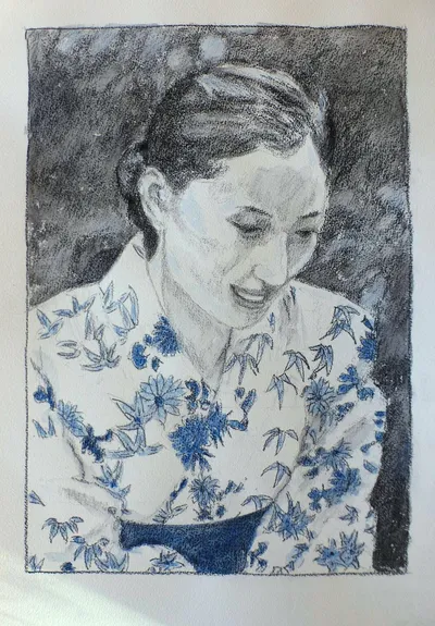 A Conté pencil portrait of a Japanese woman in three-quarter, looking down at something in front of her. She is wearing a yukata with a stylised bamboo leaf, maple leaf and flower pattern. The scene is quite dark, the face has some highlights from an invisible light source placed in front and below the character. The background is a blurry blobs. The pattern of the yukata is tinted in blue watercolour.