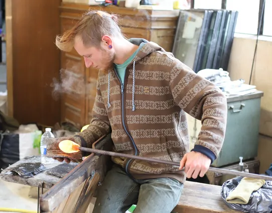 Erwann façonnant du verre chaud