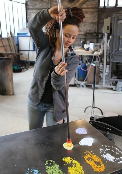 Léonie façonnant du verre chaud.