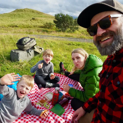 Family of 4 on a picknick in Iceland