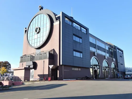 蒸気機関車の形を摸した真岡鐵道真岡駅駅舎