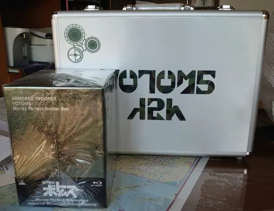 『装甲騎兵ボトムズ』のBlu-ray「Perfect Soldier BOX」と、ショップ特典のアルミ製収納ケース