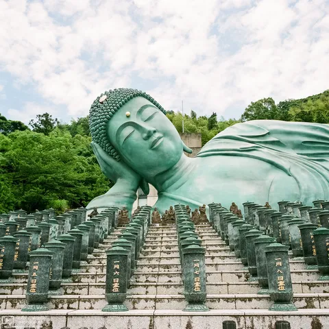 A close-up photo of the reclining Buddha statue at Nanzo-in Temple in Sasaguri, Fukuoka Prefecture.