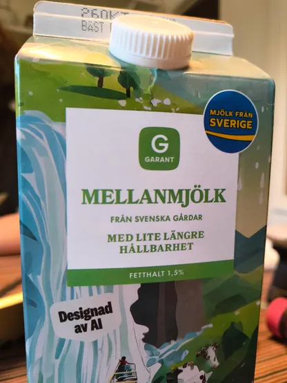 bild på mjölkpaketets framsida:
Garant
Mellanmjölk
Designad av AI