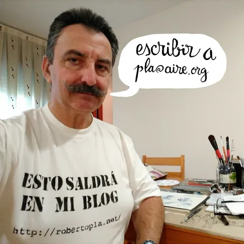 Retrato de 2014 con un globo en el que aparece mi correo electrónico y una camiseta con la dirección de mi dominio en Internet