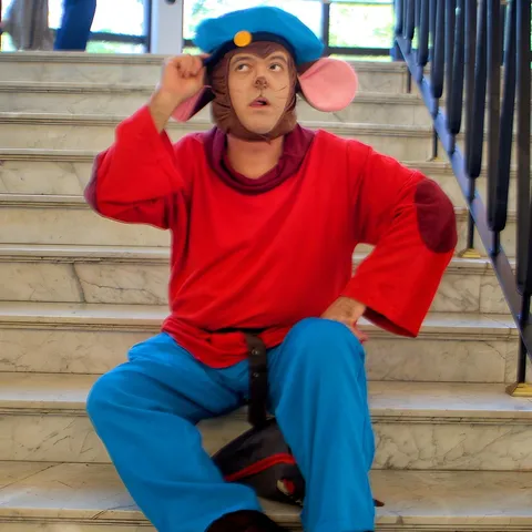 Nova foto de Perfil.

Foto do meu cosplay de Fievel Ratovitch, do filme animado "Fievel, Um Conto Americano" (An American Tail). É um rato com camisa/suéter vermelho logo, calças azuis e um boné/boina na cabeça. Estou usando uma "balaclava" marrom com orelhas de rato, e maquiagem facial no nariz e "bigodes" na bochecha. Além disso, uso cauda e pantufas marrom

Foto corrigida por IA, pode possuir defeitos com zoom