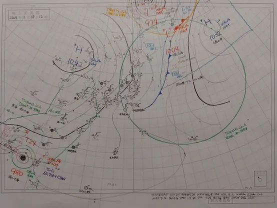 2024年11月18日正午の気象通報を基に描いた天気図