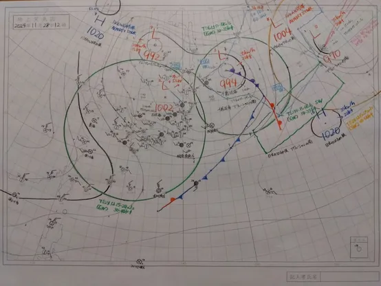 2024年11月28日正午の気象通報を基に描いた天気図