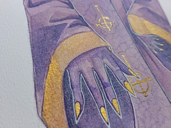 A close up to see some gold details because I painted them with metallic watercolours so it's shiny. His nails, a long piece of fabric at the end of the sleeves and the band's logo are golden. The logo is repeated three times on the fabric covering his torso and it consists of an inverted cross with a G around the lower part.