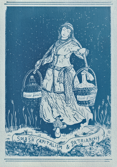 Tirage cyanotype d’une femme en robe portant 2 bonbonnes qui symbolisent les luttes féministes et anticapitalistes