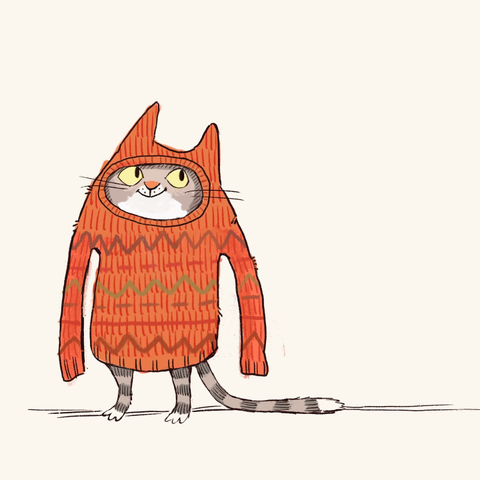 Eine Katze hat einen orangenen Strickpullover angezogen und ist auf halbem Weg stecken geblieben, sie schaut durch den Halsausschnitt. Sie ist gut gelaut-es ist ihr Lieblingspullover.