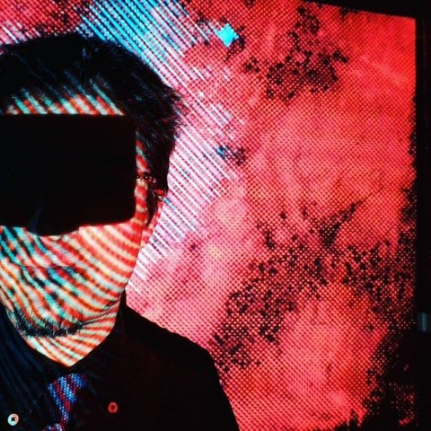 Vate with some projections of irregular and grungy lines on his face, the eyes are covered by a black shadow