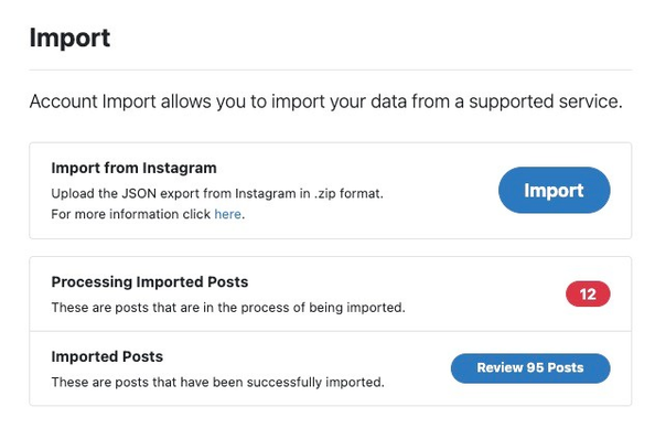 Capture d'écran de Pixelfed qui indique bien que les données sélectionnées au préalable sont en cours d'import. Une bulle rouge mentionne "12". En dessous, une bulle bleue indique le nombre de posts déjà importés, ici "95".