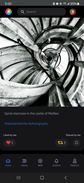 pixelfed.social timeline screengrab where a post FROM pixelfed.de has the icons for "like" and "share/boost" but the dialog box icon for comment is missing.