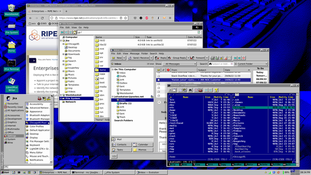 A screenshot of XFCE on Debian Linux, using themes and tweaks from Grassmunks Chicago95 package.