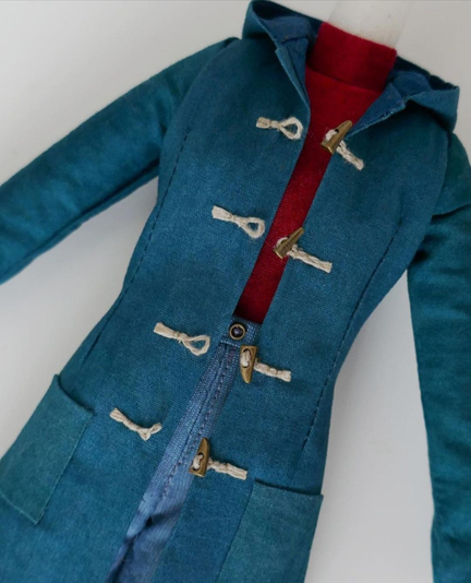 A zoom on the bluedafflecoat. It has tiny button detail.