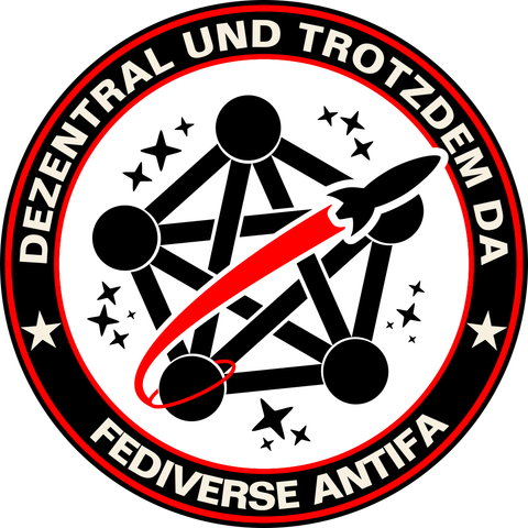 Runder Sticker im leichten Nasa Design, jedoch in Schwarz und Rot. Im Hintergrund ist ein Fediverse Logo mit Sternen zu sehen, davor ist eine Rakete mit einem Schweif. Um das Logo steht: Dezentral und Trotzdem da, Fediverse Antifa