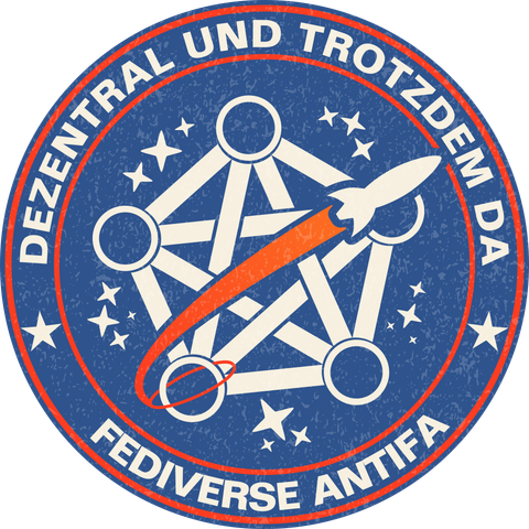 Runder Sticker im leichten Nasa Design. Im Hintergrund ist ein Fediverse Logo mit Sternen zu sehen, davor ist eine Rakete mit einem Schweif. Um das Logo steht: Dezentral und Trotzdem da, Fediverse Antifa