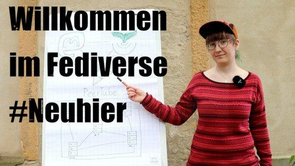 Ich, blass, große runde Brille, roter Pulli, stehe vor einem großen Flipchart und zeige auf etwas. Neben mir steht groß: "Willkommen im Fediverse #Neuhier".