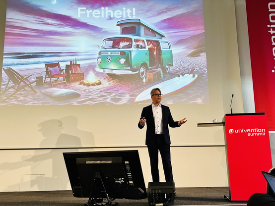 Peer Heinlein, CEO und Founder von OpenCloud, hält Keynote auf dem Univention Summit 2025.