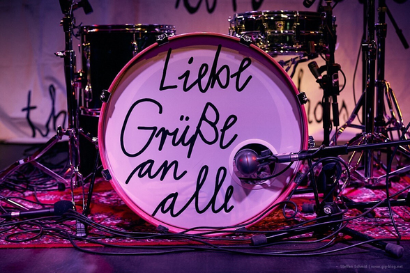 Das Titelfoto des Gig-Blog zeigt das Schlagzeug der Band Screenshots mit der Aufschrift „Liebe Grüße an alle“ (Aufgenommen von Steffen Schmid am 29.02.2020 beim Konzert der Screenshots im Kulturzentrum Merlin in Stuttgart)