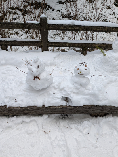 小さい雪だるまが2つある写真