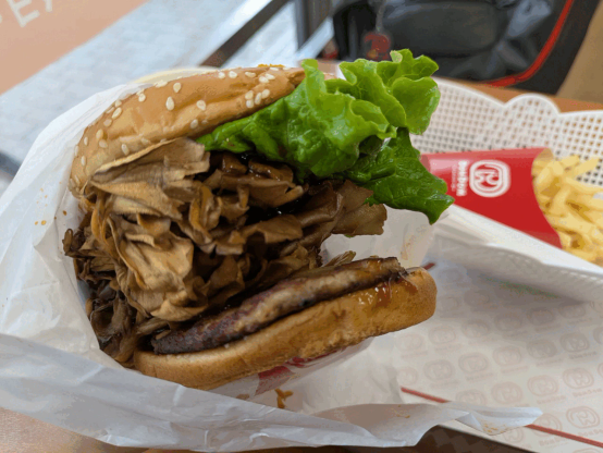 ドムドムハンバーガー深井店にて。まいたけバーガー。