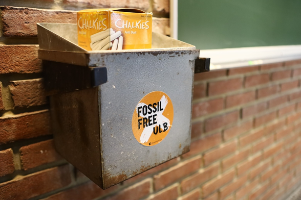 Sticker 'Fossil free ULB' in energy devroom