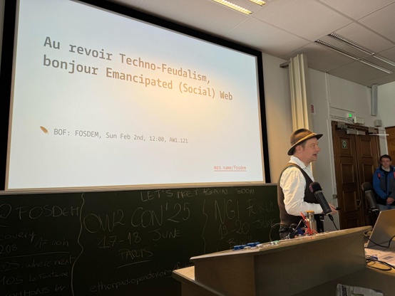 Marcus Rohrmoser vor der Folie 