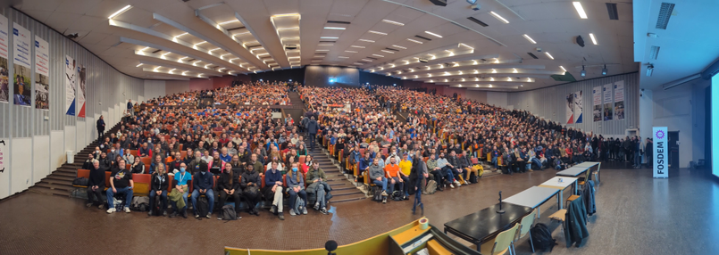 A full auditorium Janson during the opening keynote of #FOSDEM