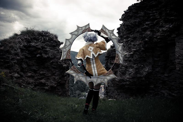 Backview of my Tira cosplay from Soul Calibur 2 (?) (second player, the yellow outfit). I'm holding my ringblade behind my back and stand in a castle ruin.