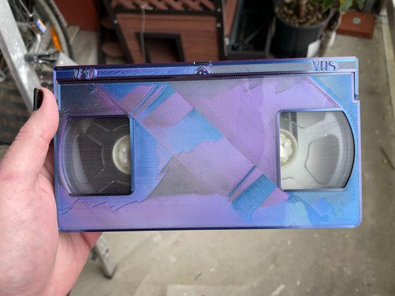 Une VHS fonctionnelle imprimée en 3D avec du filament bleu-violet-noir