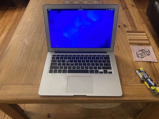 a 15 year old macbook air running debian 12 without breaking a sweat 