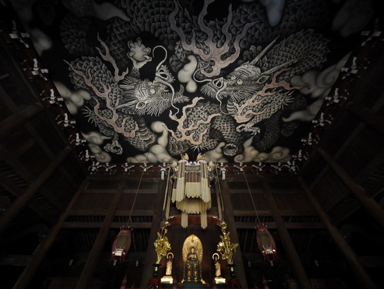 Kennin-ji: A historic #Kamakura period temple founded by Minamoto no Yoriie, the second shogun of the #Kamakura shogunate, and founded by Eisai, the founder of the Rinzai sect of #Buddhism. The principal image of #Buddha, Shakyamuni Nyorai, is enshrined inside the hall. In addition, in 2002, to commemorate the 800th anniversary of the building's founding, a picture of the Twin Dragons was painted on the ceiling by #Japanese painter Junsaku Koizumi.
#BuddhistArt #Buddhism