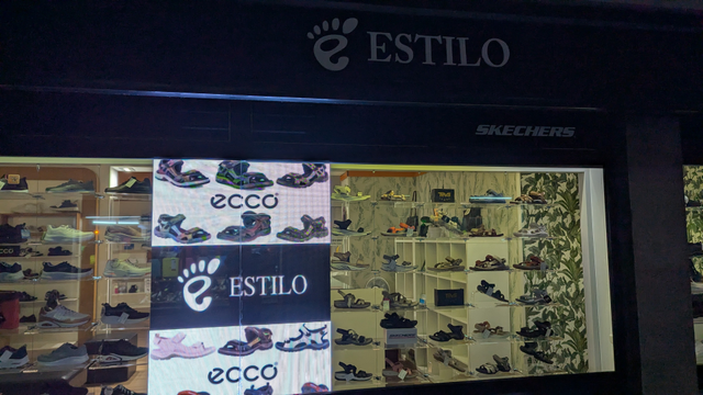 A shoe shop using GNOME logo as its own