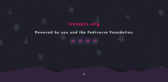 Countdown auf instapix.org homepage, der noch 6 Stunden und 20 Minuten läuft. Im Hintergrund ist ein Sternenhimmel mit Konstellationen zu sehen, die aus Teilen des Fediverse Foundation Logos bestehen (mehrere Kreise, die verbunden sind). Am unteren Bildrand ist ein dunkles Gebirge abgebildet.