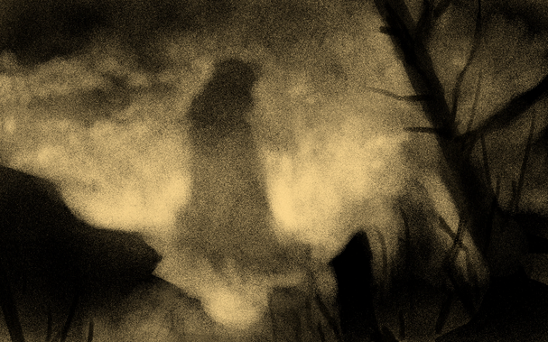 Silhouette sombre passant dans une forêt de nuit, eclairage jaunatre