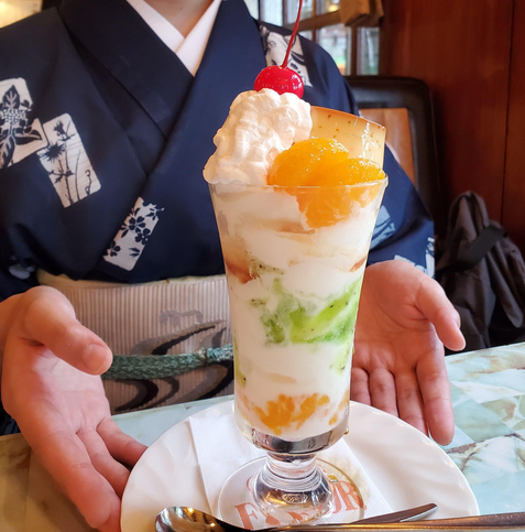 Nao-san tucks in to a luxurious parfait topped with a whole caramel pudding!