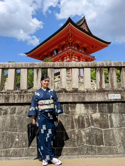 Nao-san beneath Kiyomizu-dera's Nio-mon gate.