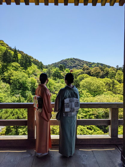 Atsuko-san and Nao-san enjoy the fresh greens at Kiyomizu-dera in early summer.