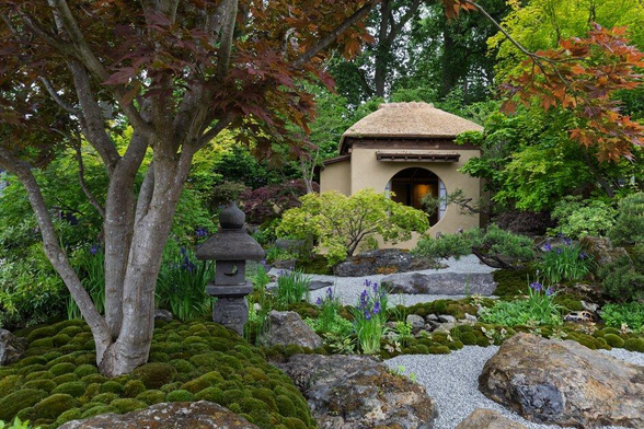 Cha No Niwa – Japanese Tea Garden with small tea house and colour provided by foliage