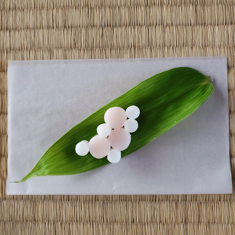 A bamboo leaf is used here as a small plate for sweets.