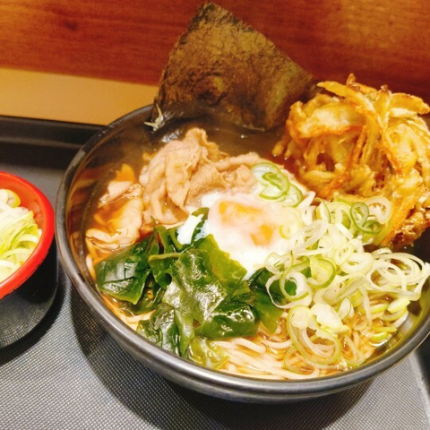 富士そばの肉富士そば。かき揚げとねぎを追加。
