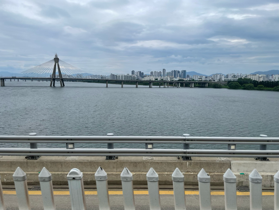 지하철 2호선 타고 성수로 넘어가며 본 풍경이 상쾌했다.