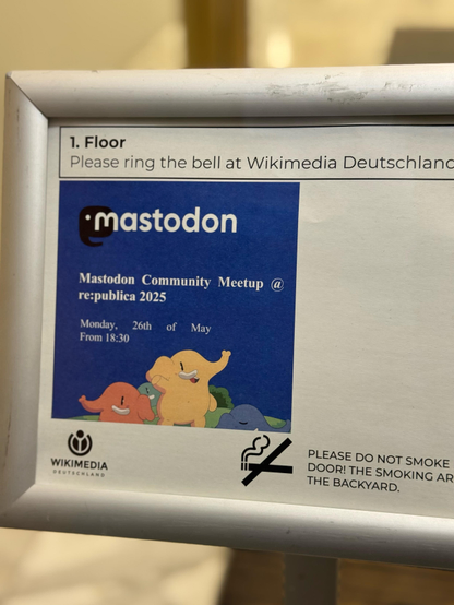 Schild am Eingang zur Einladung der Community 