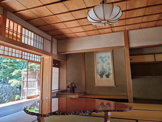 The sitting room at Kyutei Omuro.